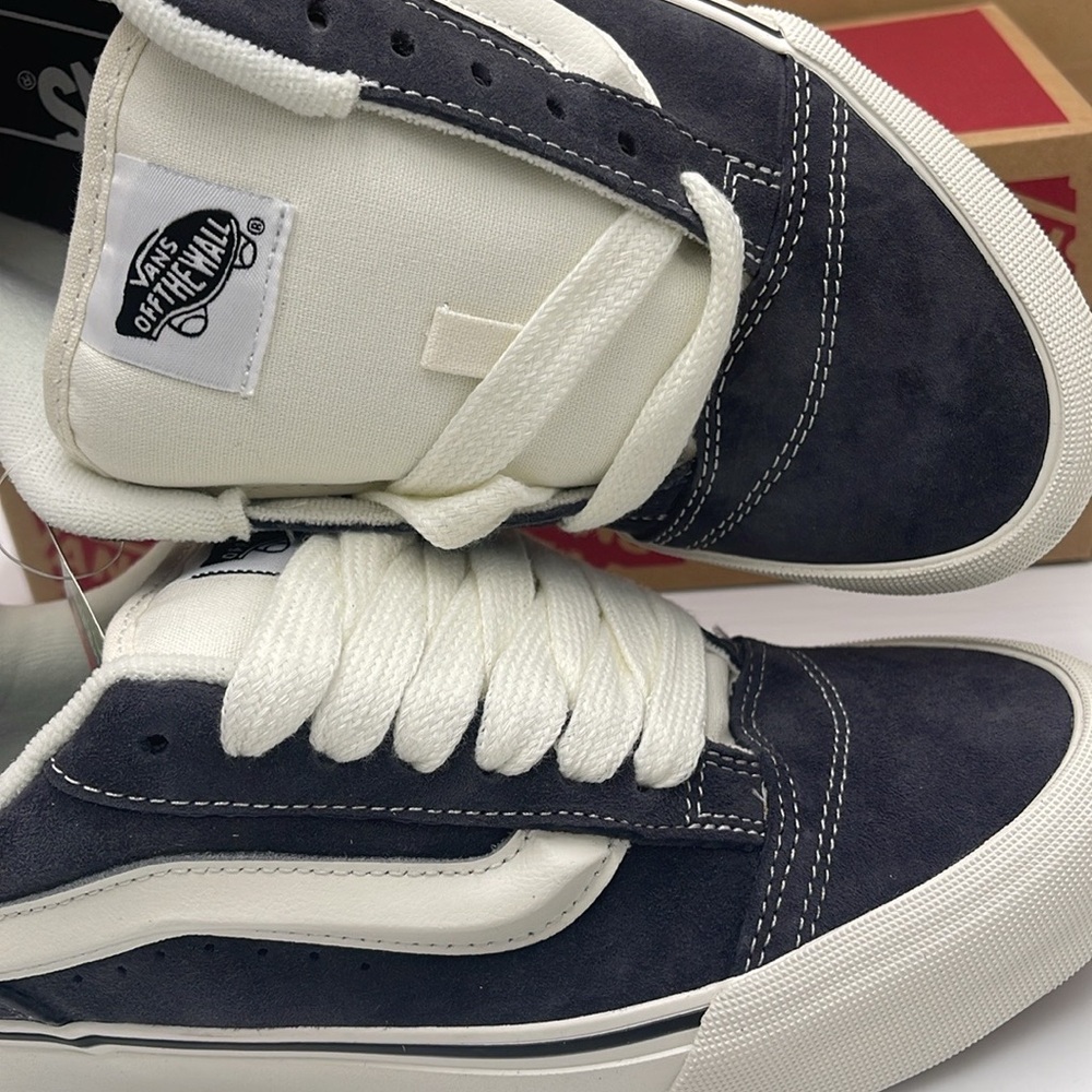 Vans Men’s Gray and White Sneakers Knu Skool
Pig Suede Gray
VN000CS0BGF - Picture 15 of 16